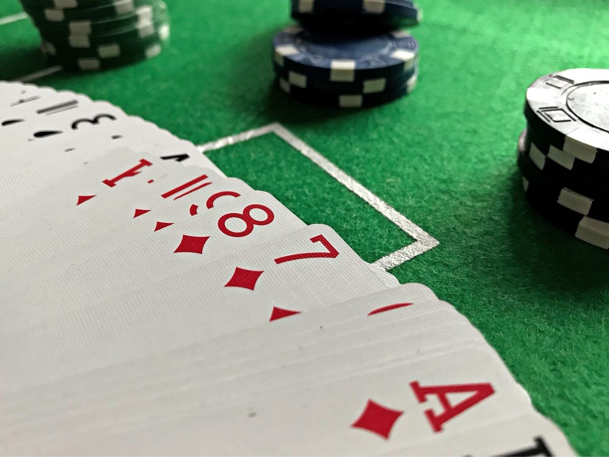 Stół pokerowy w kasynie PrimeFusion